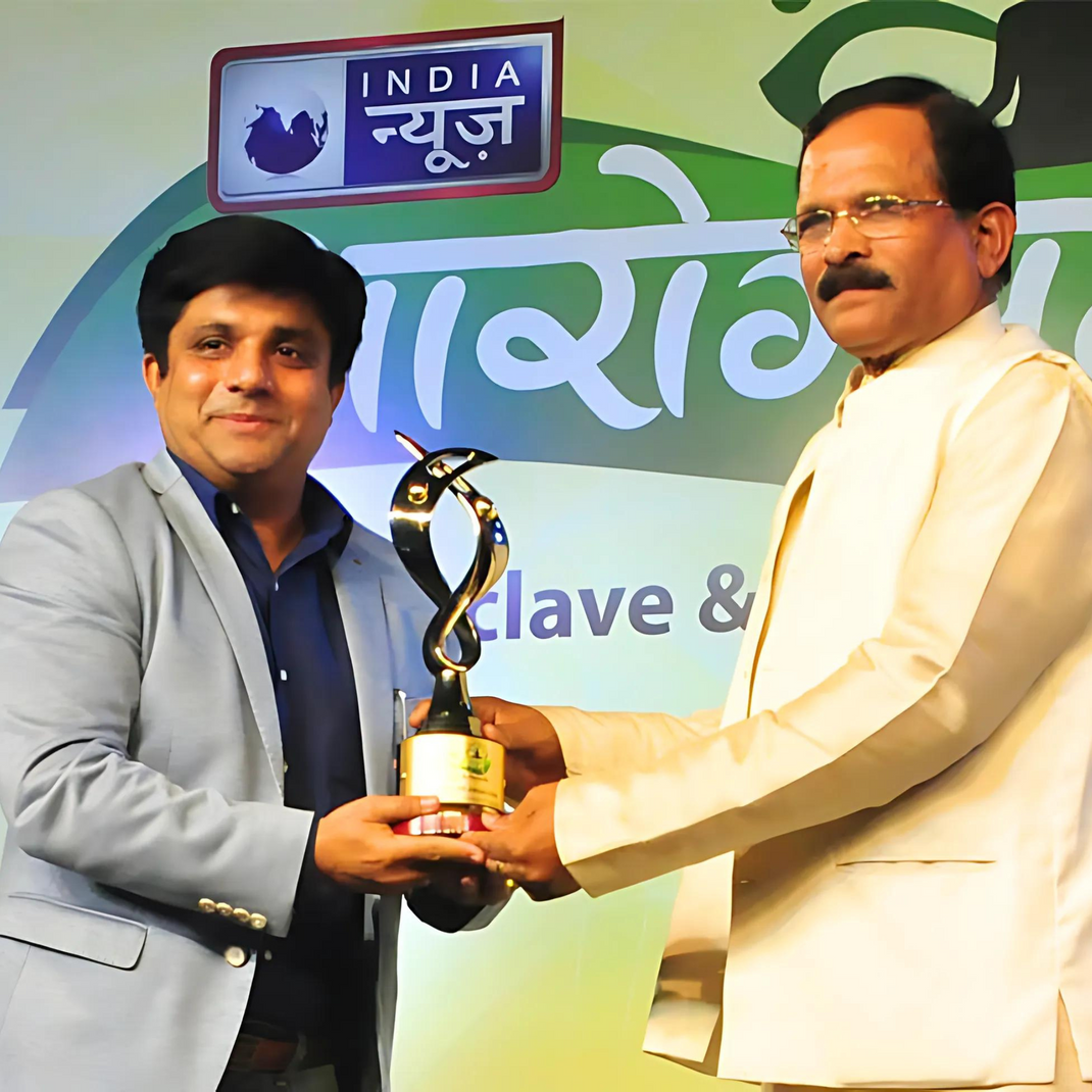 Shri Shripad Naik, Former State Minister of AYUSH, honouring Dr Yogi